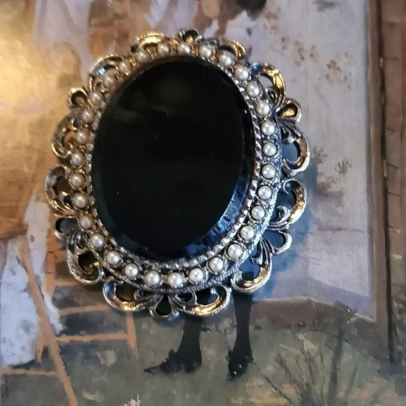 Vintage Jewelry - Vintage Black Glass brooch/ pendant